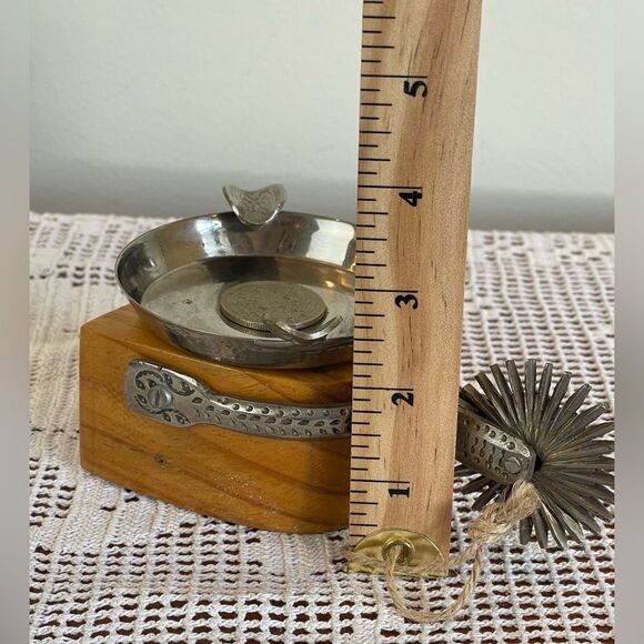 Interesting cool vintage ashtray || wood and metal ashtray with Chilean coins - Picture 9 of 12